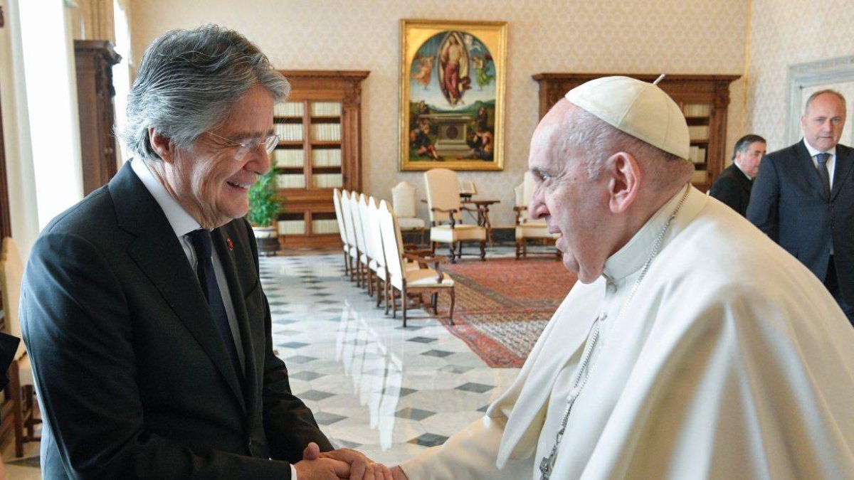 El expresidente Guillermo Lasso publicó esta y otras imágenes en su cuenta oficial de X, tras conocer del fallecimiento del papa Francisco.