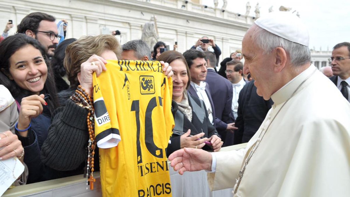 Una aficionada de Barcelona SC obsequió una camiseta del Ídolo al Papa Francisco en 2014
