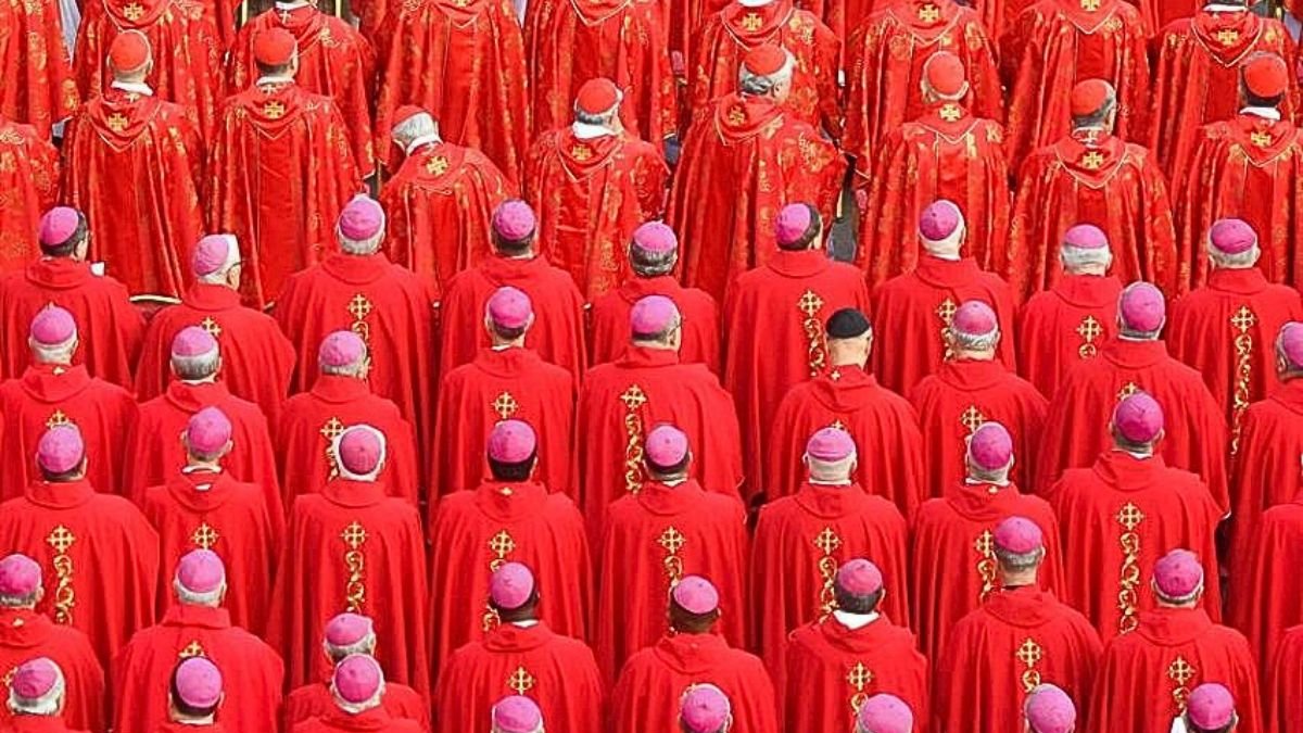 Cardenales durante la ceremonia fúnebre por el Papa emérito Benedicto XVI.
