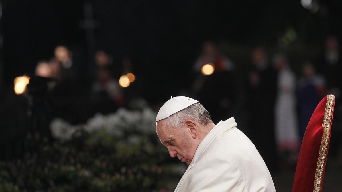 El Papa Francisco preside la celebración del Vía Crucis en el Coliseo el Viernes Santo en Roma, Italia