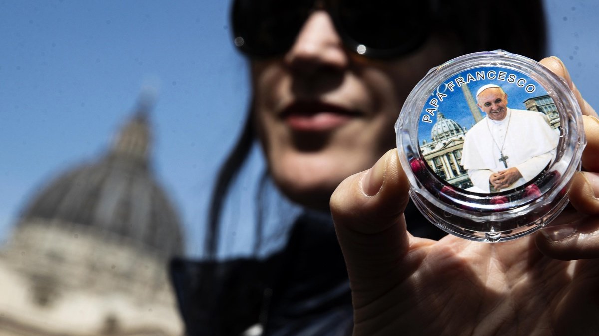 Fieles en la Plaza de San Pedro tras la muerte del Papa Francisco, Ciudad del Vaticano, el 21 de abril de 2025.