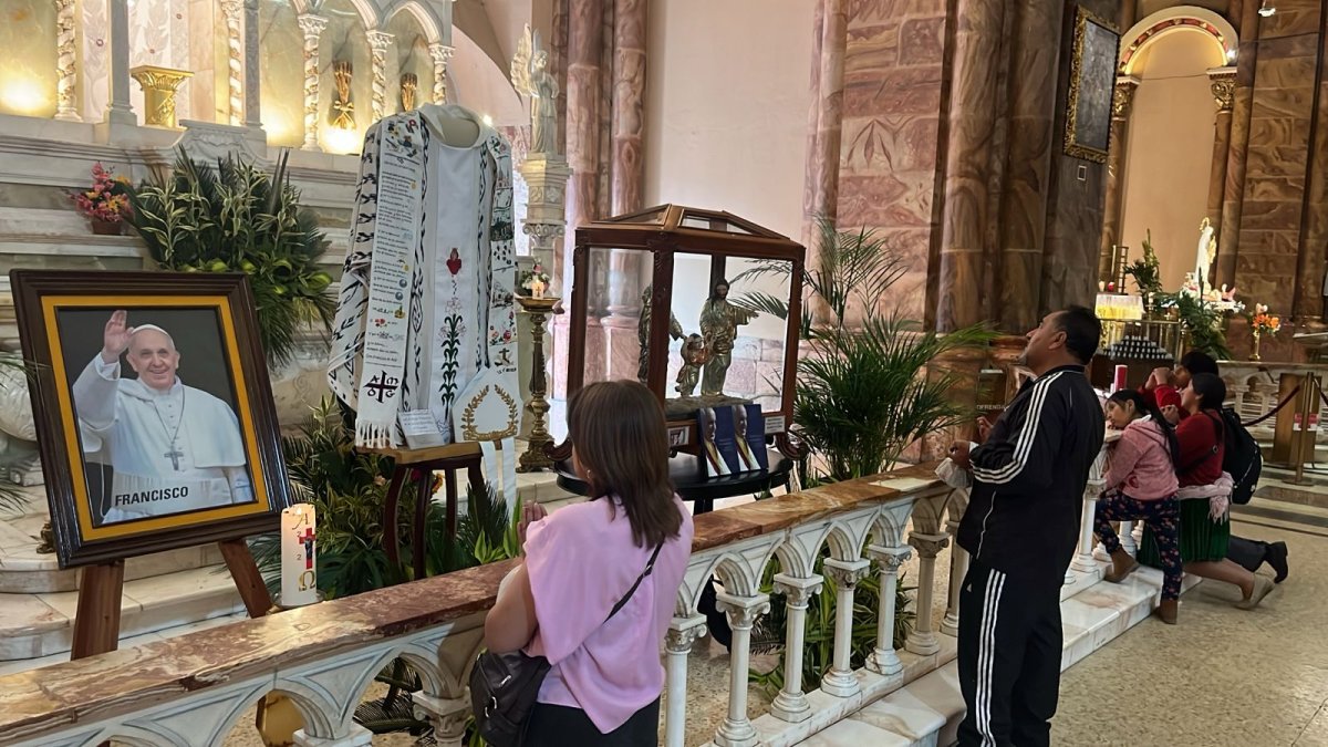 En la Catedral de La Inmaculada se exhibe una imagen y otros artículos en homenaje al papa Francisco.