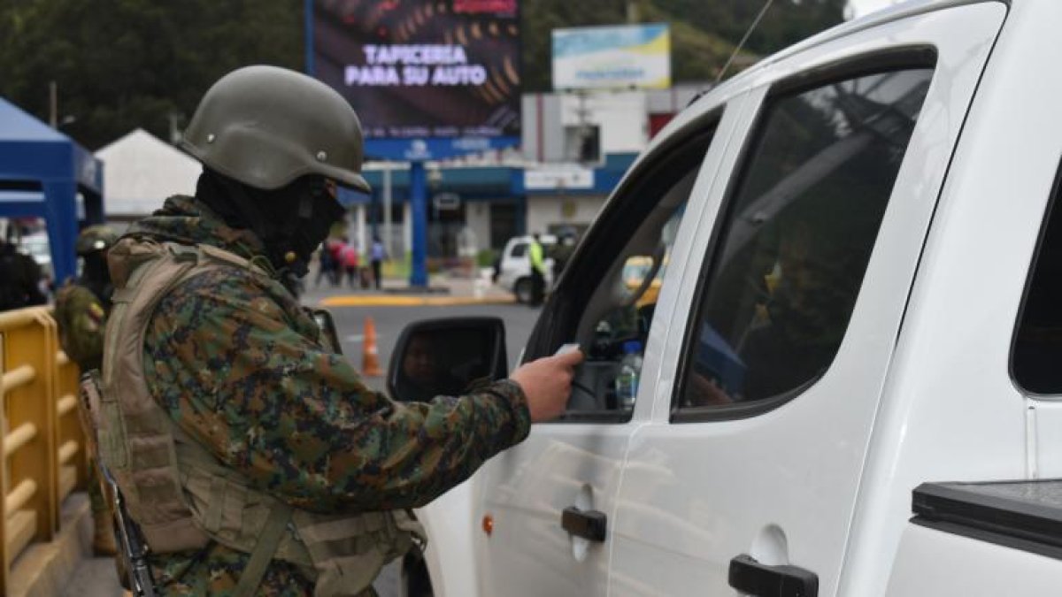El puente de Rumichaca es un paso internacional fronterizo entre Colombia y Ecuador.