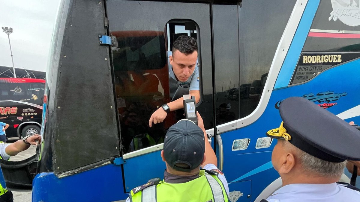 Desde el jueves 17 de abril, la CTE hizo operativos en las terminales terrestres de Guayaquil para constatar el estado de las unidades que salían de la ciudad.