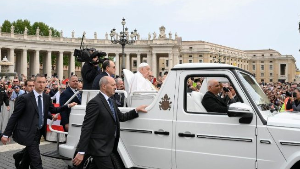 El Papa recorrió la Plaza de San Pedro a bordo del papamóvil tras la bendición 