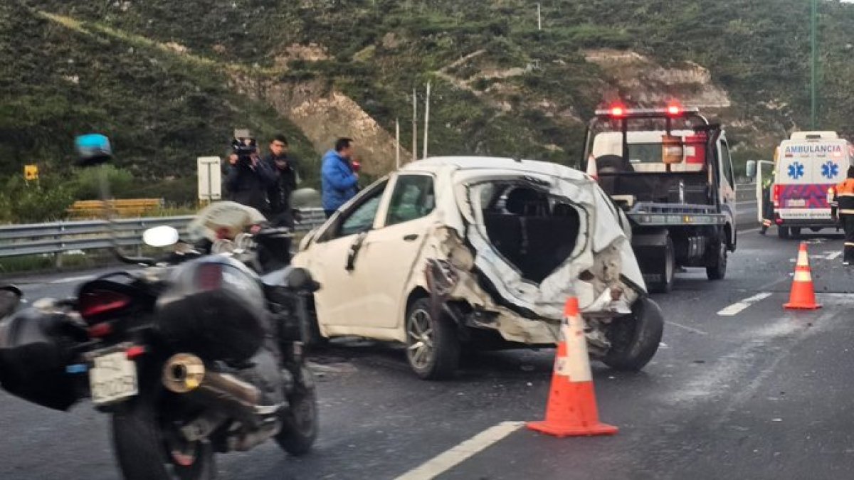 Referencial. Un accidente de tránsito en la Carretera Panamericana, cerca del puente de Guayllabamba a inicios de abril.
