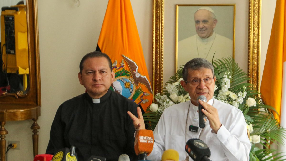 El arzobispo de Guayaquil, el cardenal Luis Cabrera (d), habla en una rueda de prensa tras el fallecimiento del papa Francisco este lunes 21 de abril de 2025, en Guayaquil (Ecuador).