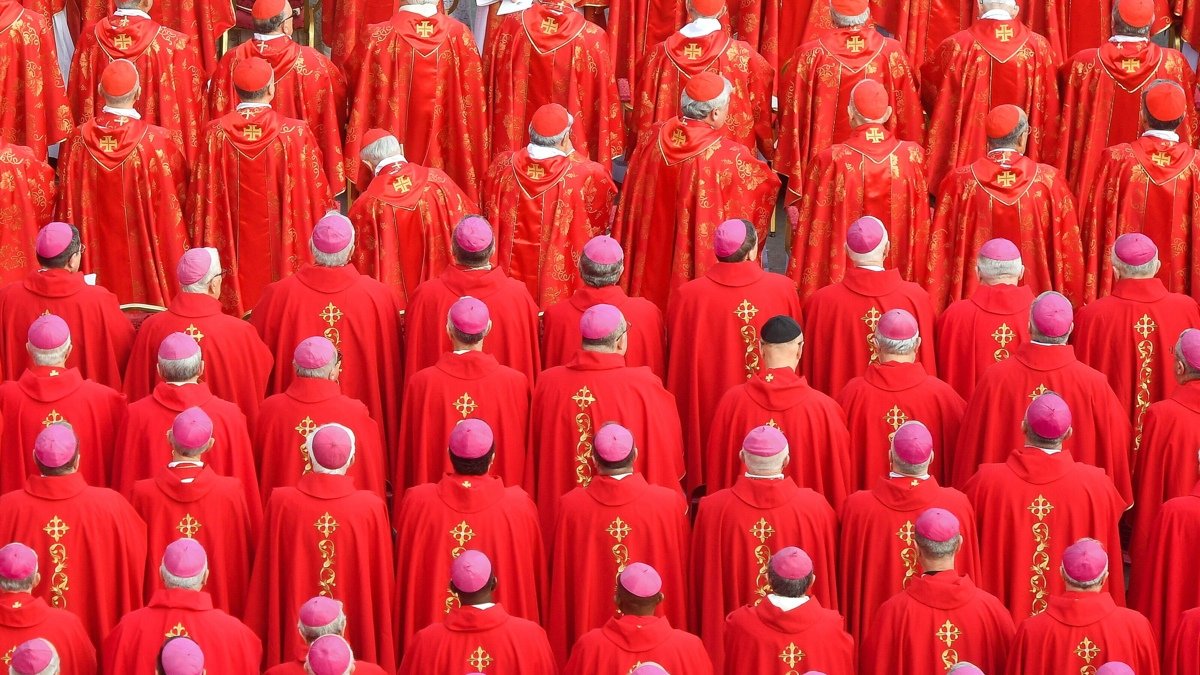 Cardenales  durante la ceremonia fúnebre por el Papa emérito Benedicto XVI (Joseph Ratzinger)