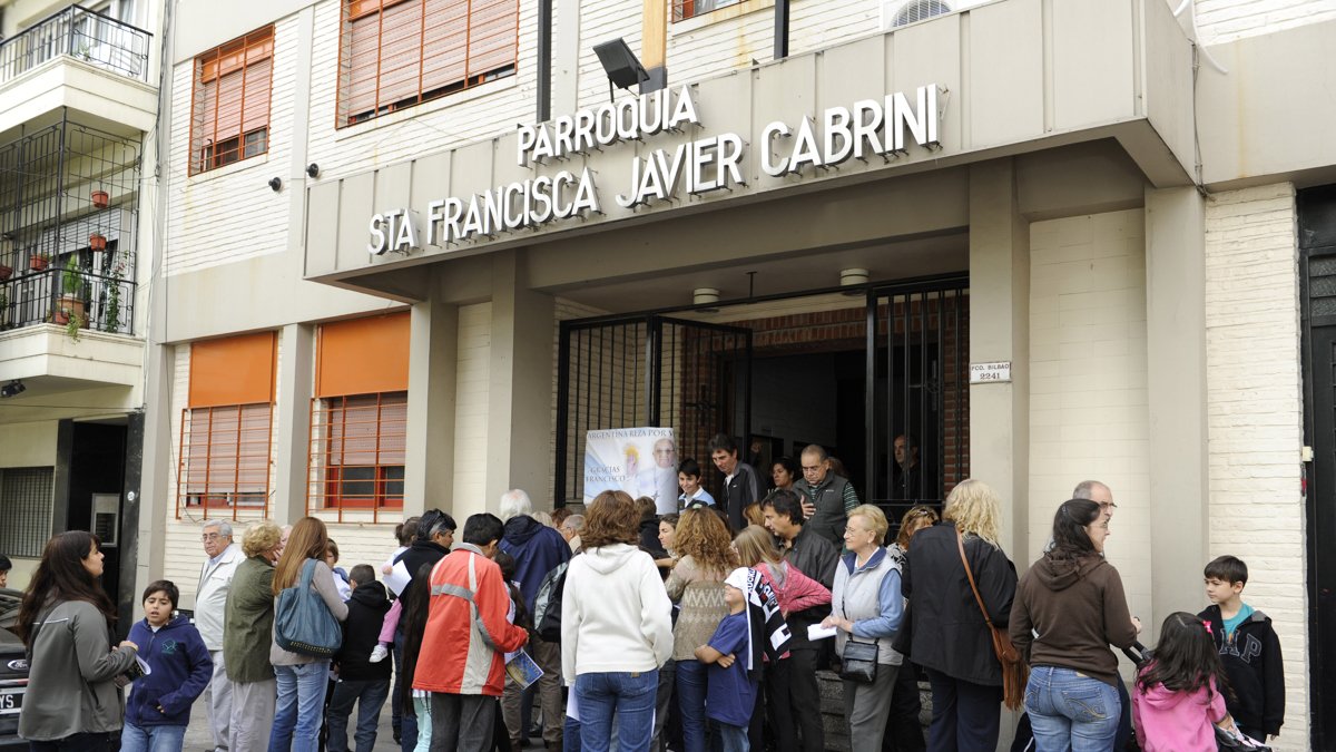 Fieles saliendo de una misa en la parroquia San Francisco Javier en Flores, Buenos Aires (Argentina).