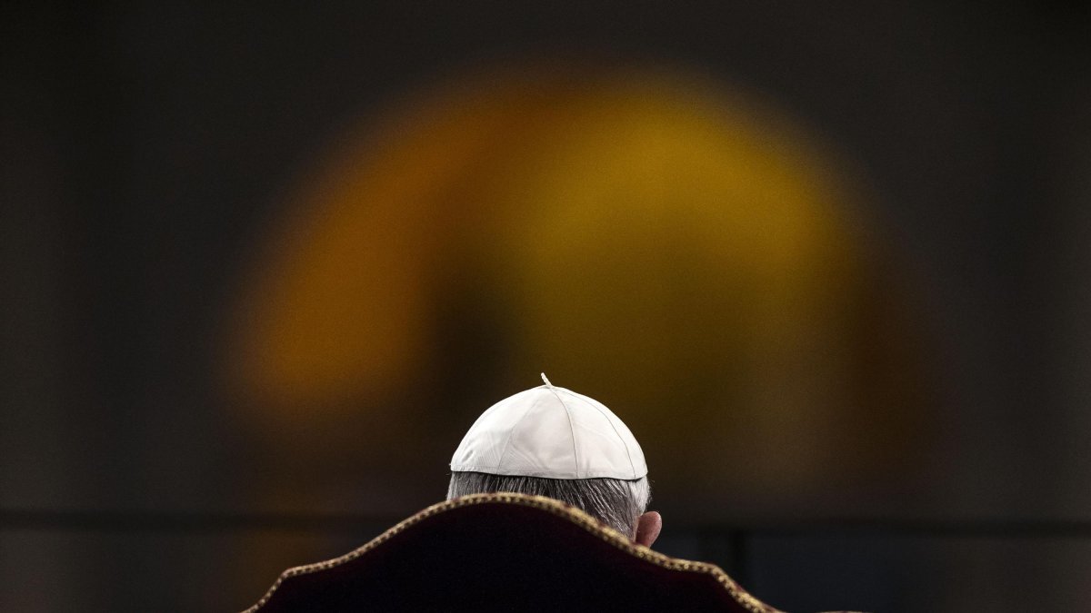 El papa Francisco preside la procesión del Vía Crucis el Viernes Santo en Roma, Italia, el 3 de abril de 2015.