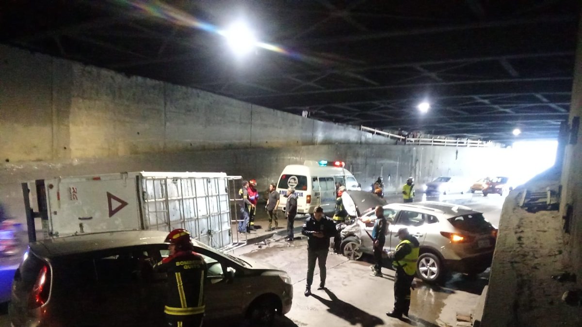 Accidente de tránsito en la av. Mariscal Sucre complica la movilidad en Quito. El túnel San Diego fue cerrado