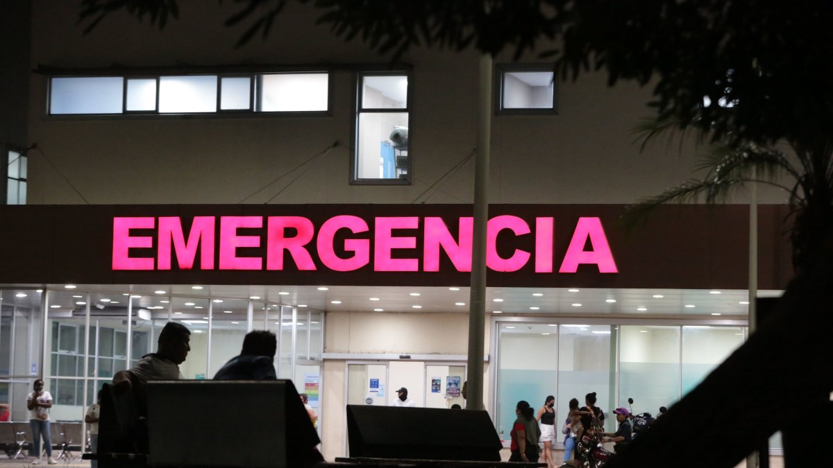 Exteriores. Las personas que acompañan a familiares aseguran que los delincuentes llegan y piden ser atendidos primero, por encima de quienes esperan.