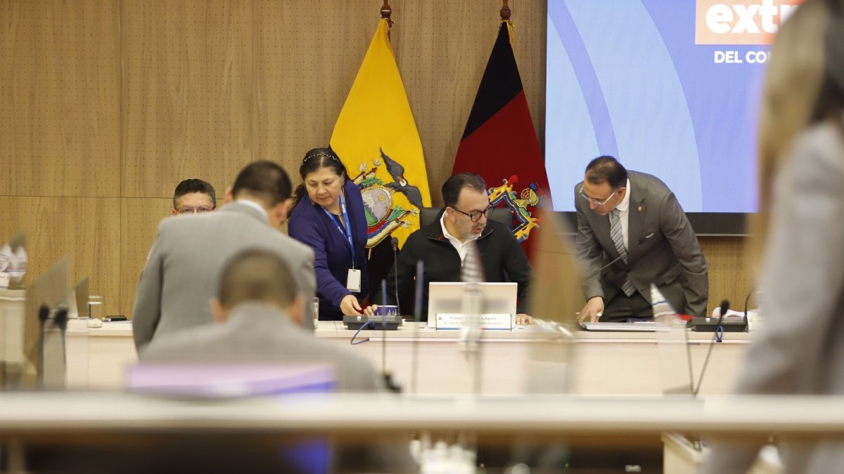 Concejo. El alcalde Pabel Muñoz presidió la sesión extraordinaria de ayer. Fernanda Racines no asistió.