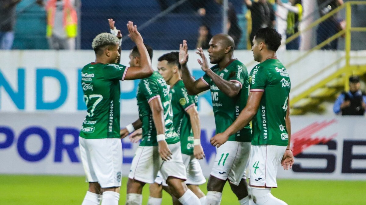 Anangonó (# 11) celebrando uno de los 7 tantos que anotó mientras estuvo en Marathón.