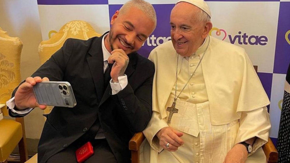 J Balvin junto al papa Francisco