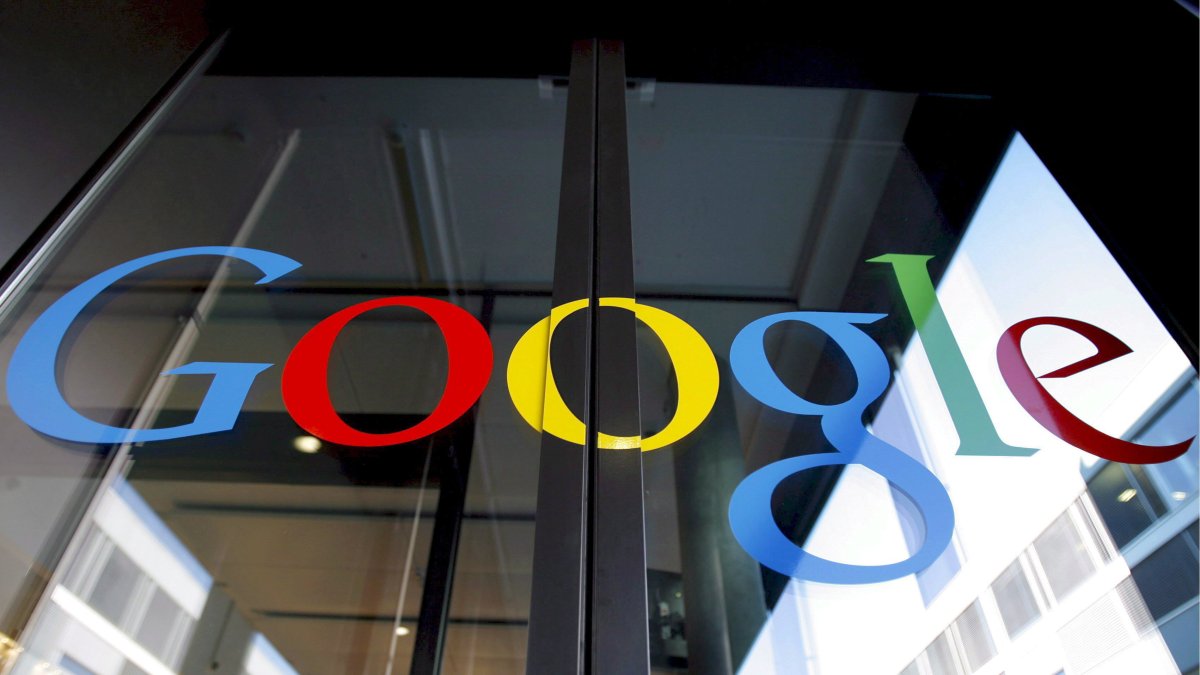 El logotipo de Google rotulado con letras de vinilo en la puerta de entrada de un centro en Suiza.