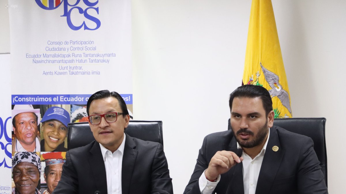 David Rosero (I) deberá ser principalizado para ocupar la séptima consejería pendiente.