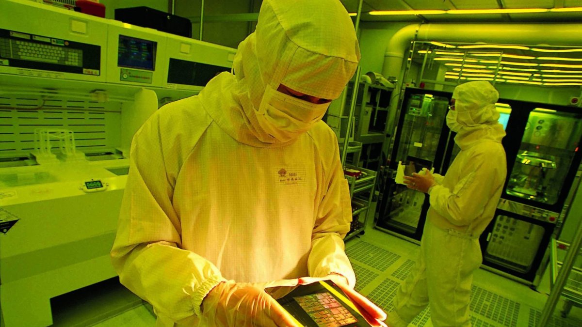 Una persona trabaja en una industria que elabora semiconductores.