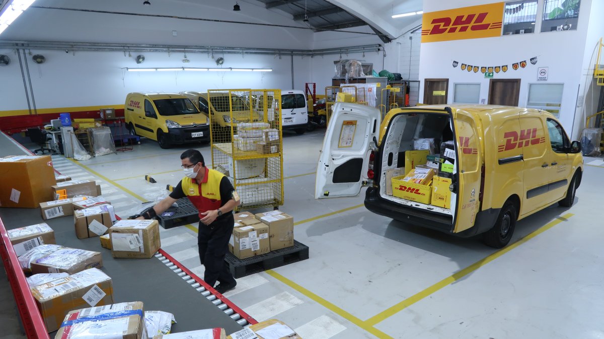 Paquetería. Una persona trabaja en la bodega de la empresa de DHL que queda en la ciudad de Guayaquil.