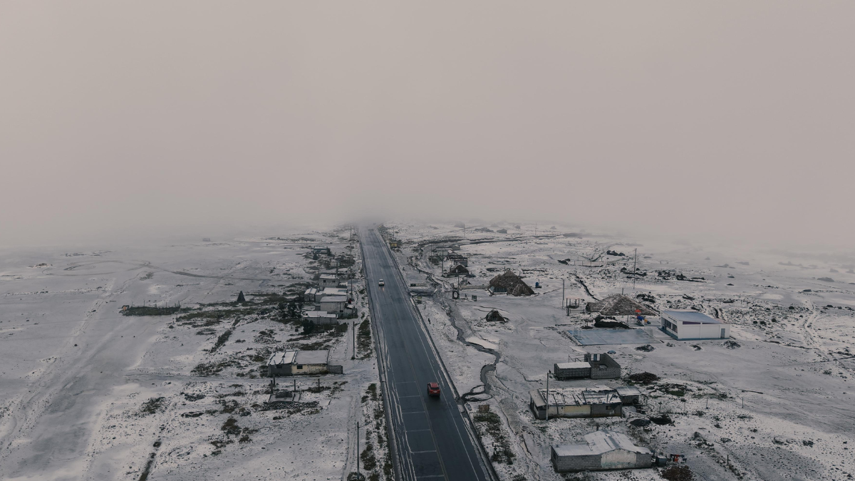 La vía Ambato - Guaranda está cubierta de nieve este 21 de abril de 2025, en el sector El Arenal.