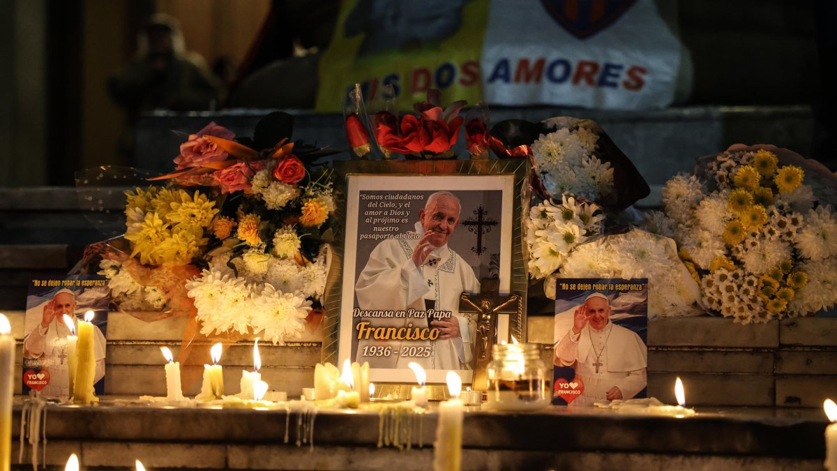 Fotografía que muestra un homenaje al papa Francisco este lunes, frente a la Catedral Metropolitana de Buenos Aires (Argentina).