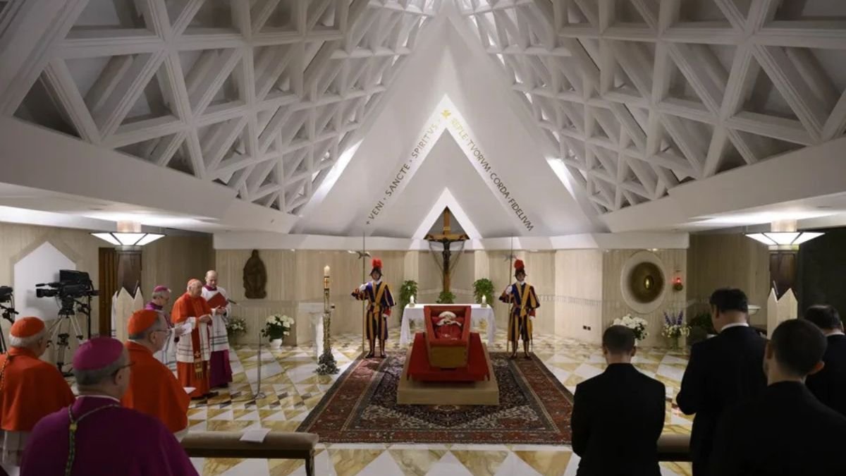 El Vaticano difundió imágenes del cuerpo del papa Francisco en su féretro.