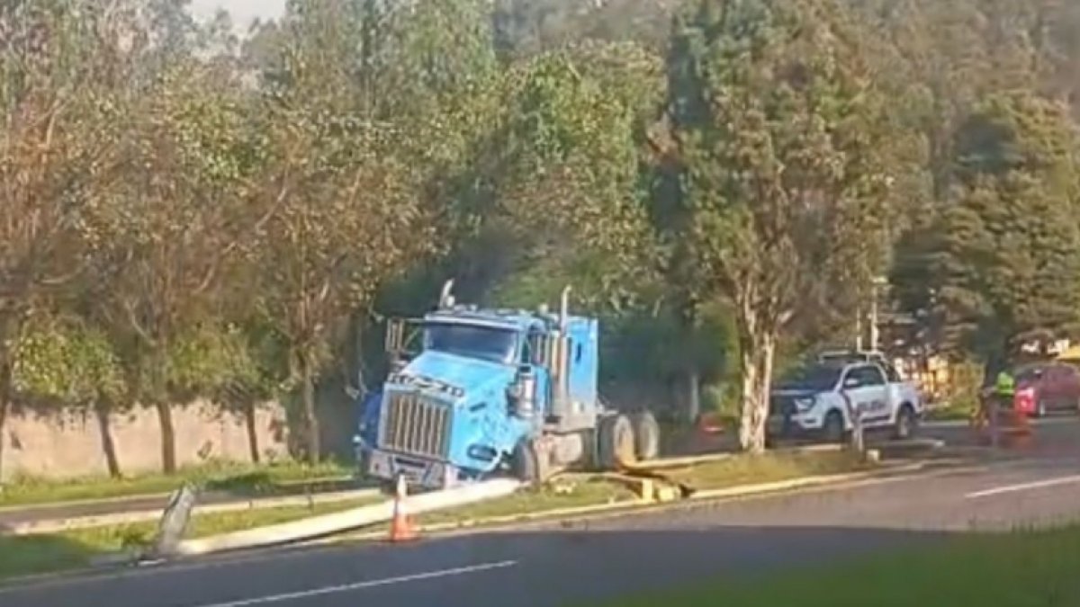 Un accidente de tránsito se registró en la Autopista General Rumiñahui, a la altura del puente 3, en sentido Quito - Valle.