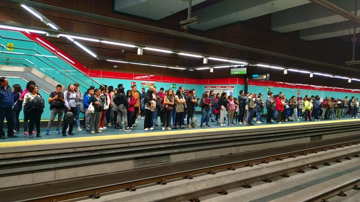 Una gran cantidad de personas se acumuló en la estación Alameda a la espera del arribo de una unidad.