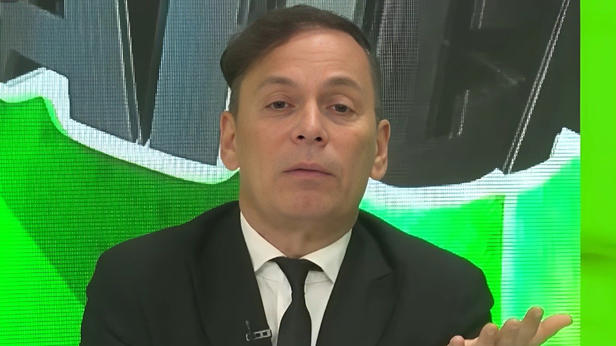 El periodista también trabaja en medios digitales en Ecuador