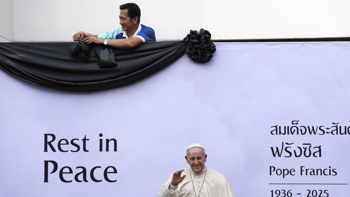 Una cinta negra acompaña la estatua del difunto papa Francisco durante una ceremonia de homenaje a los fieles católicos en el Hospital Saint Louis, el pontífice visitó en 2019, en Bangkok, Tailandia.