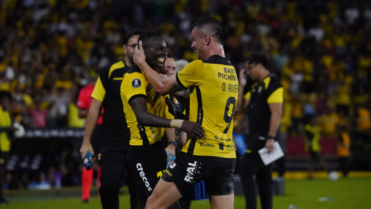 Janner Corozo y Octavio Rivero  (d) comandan el ataque de Barcelona en la Libertadores