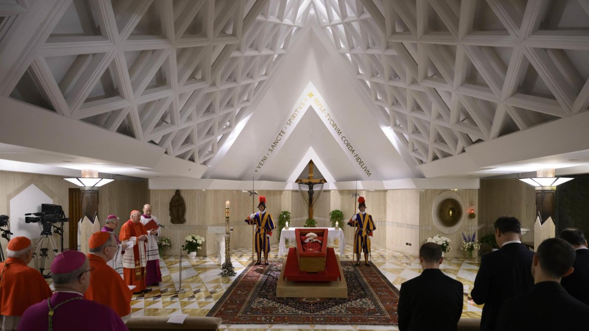 El cardenal Kevin Joseph Farrell junto al cuerpo del papa Francisco durante el ritual de confirmación de la muerte del pontífice en la Ciudad del Vaticano, el 21 de abril de 2025