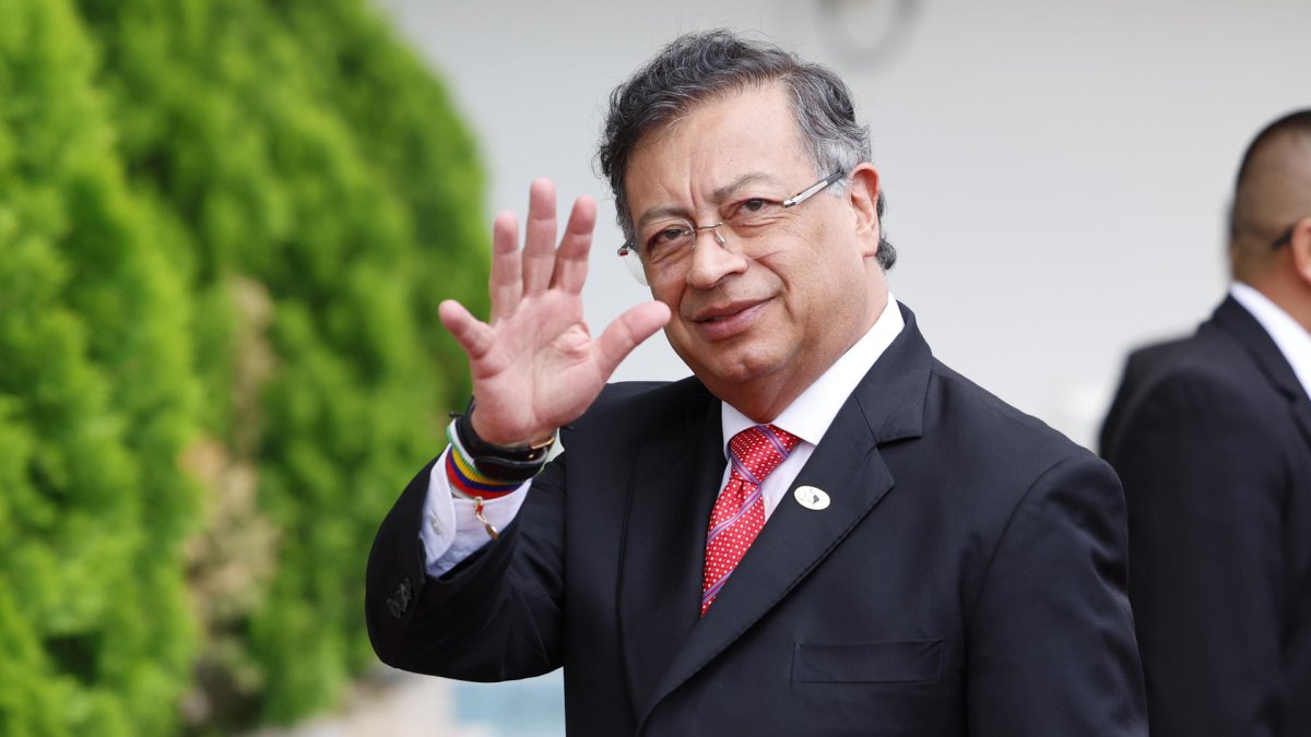 El presidente de Colombia, Gustavo Petro, saluda a su llegada a la IX Cumbre de la Comunidad de Estados Latinoamericanos y Caribeños (Celac), en Tegucigalpa (Honduras), el 9 de abril de 2025.