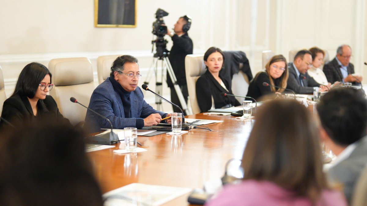 Fotografía cedida por la Presidencia de Colombia que muestra al presidente Gustavo Petro durante un consejo de ministros este lunes 21 de abril de 2025 en (Colombia).