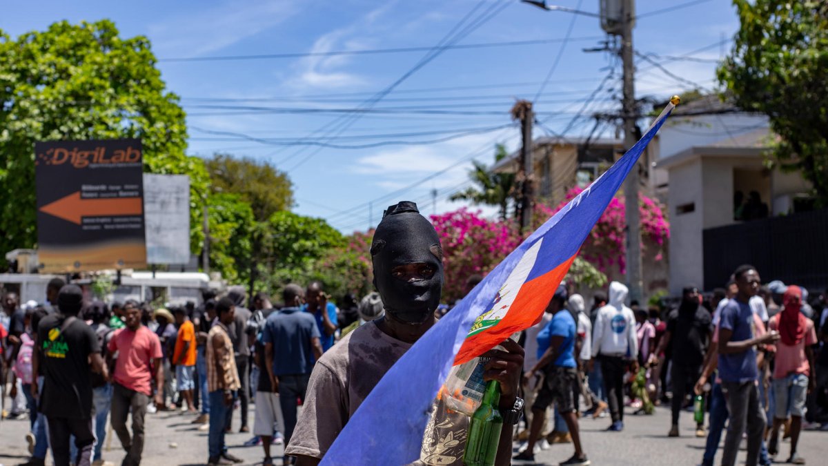 Personas participan el 2 de abril de 2025 en una manifestación en la que exigen a las autoridades medidas para hacer frente a la creciente ola de violencia en Puerto Príncipe (Haití).