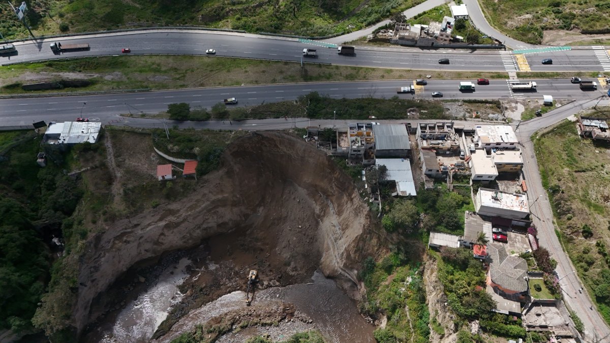 Los vecinos piden al Municipio soluciones definitivas para evitar que el proceso erosivo afecte a la calle y posterior a la avenida Simón Bolívar.