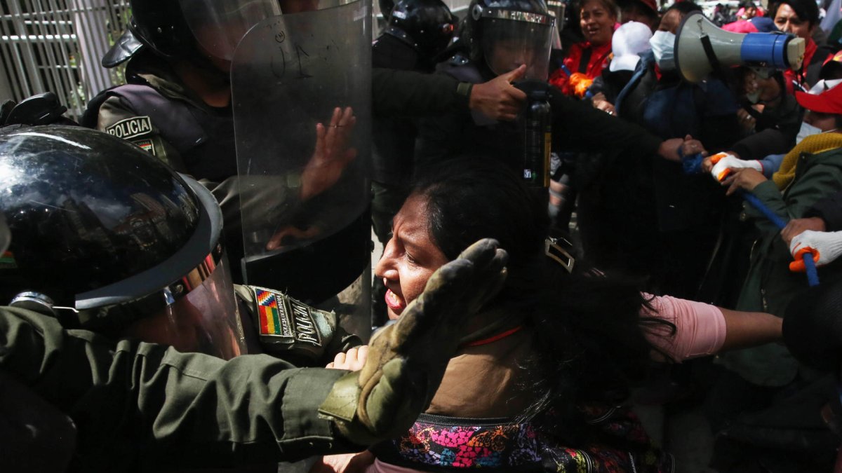Integrantes de la Policía Boliviana y maestros al enfrentarse este lunes, 21 de abril de 2025, durante una manifestación frente al Ministerio de Educación, en La Paz (Bolivia).