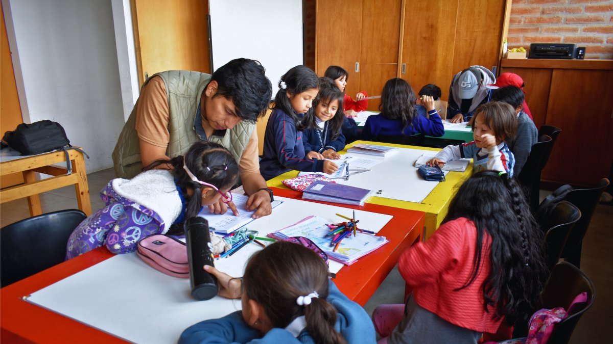 La fundación estableció guarderías para cuidar, alimentar y capacitar a niños y jóvenes.