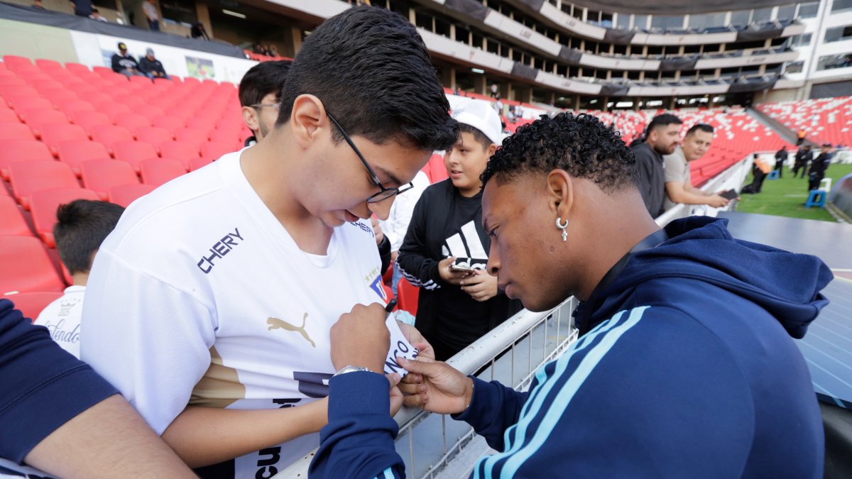 Gonzalo Plata firmó autógrafos a los hinchas presentes en el estadio Rodrigo Paz.