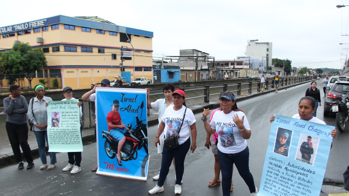 Familia de Israel Abad hizo un plantón para que continúen las búsquedas.