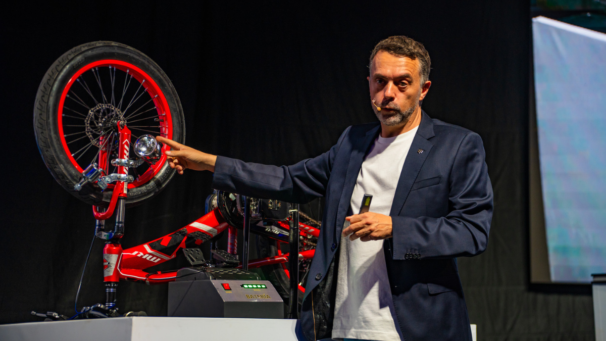 Albert Fàbrega, ingeniero y experto en Fórmula 1, participó en el foro “De la Fórmula 1 a las calles” organizado por Suzuki Ecuador