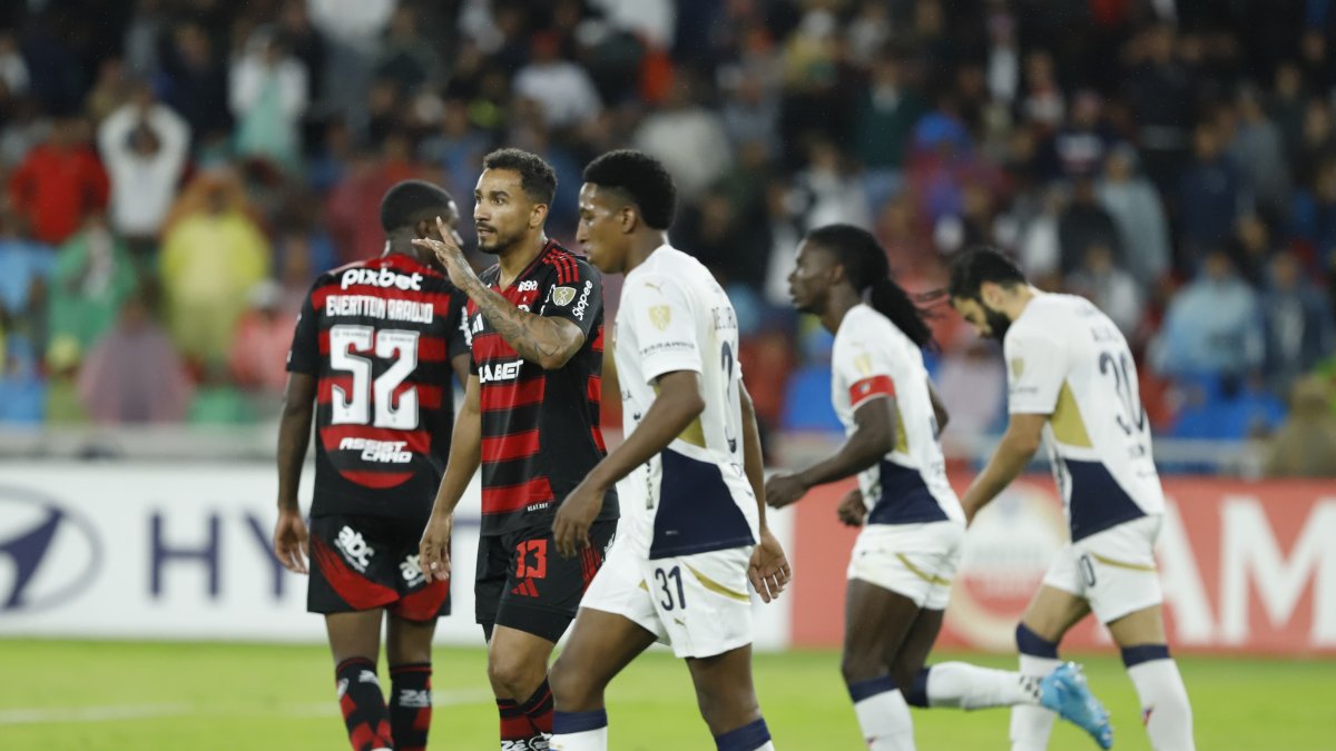 Los jugadores de Liga de Quito y su frustración tras el empate en casa ante Flamengo.