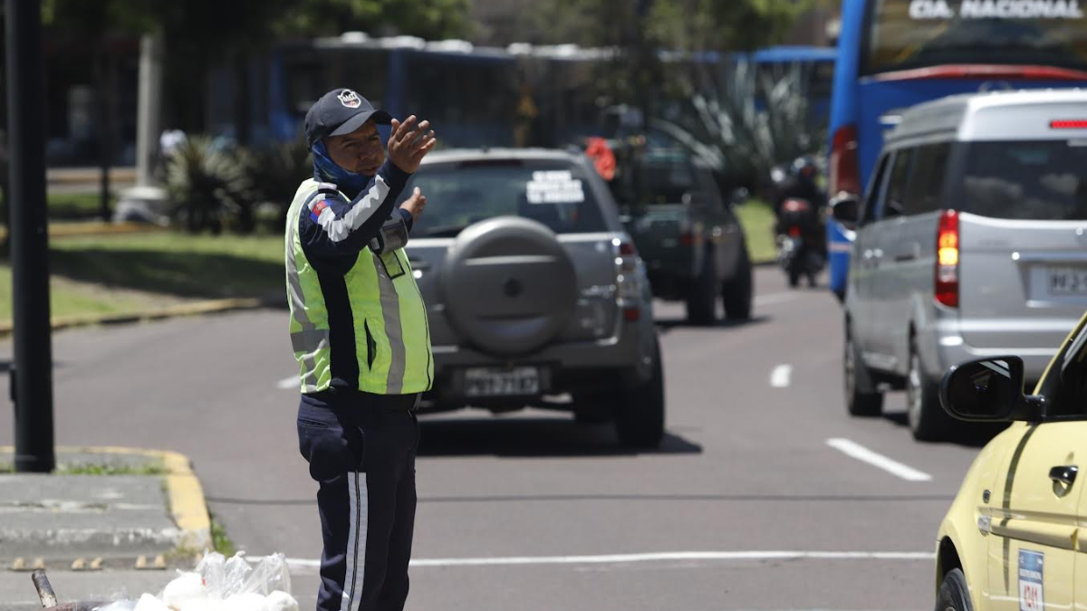 Un agente de tránsito en una zona del norte de Quito. Hay alrededor de 1.800 agentes civiles de tránsito.