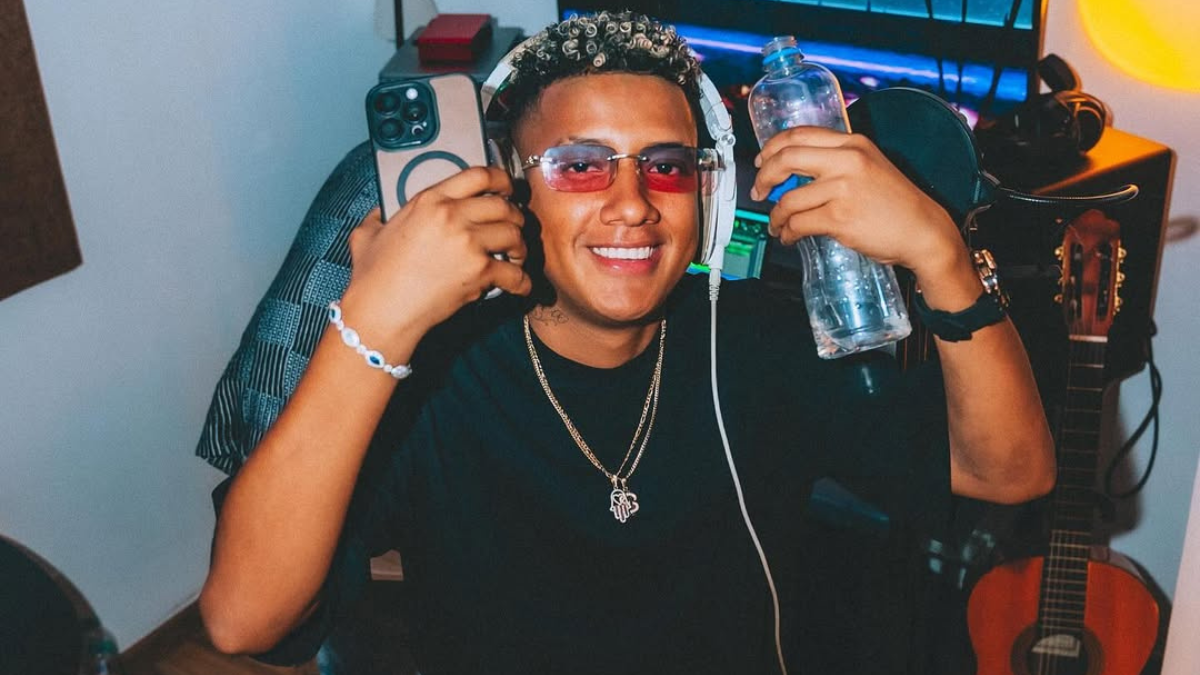 Jombriel, el joven talento ecuatoriano que conquista el Top Global de Spotify con su éxito 'Vitamina'.