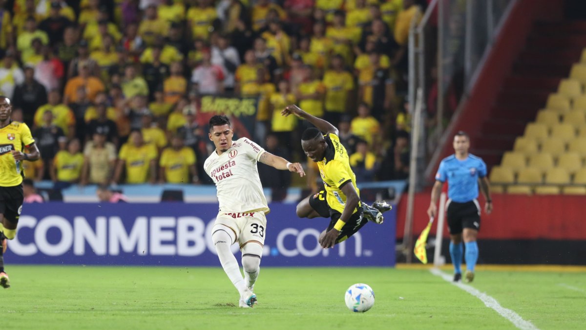 César Inga de Universitario y Janner Corozo en el partido en el Monumental.