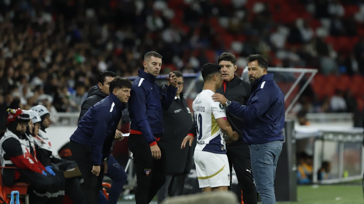 Pablo Sánchez, DT de Liga de Quito, durante el juego ante Flamengo.
