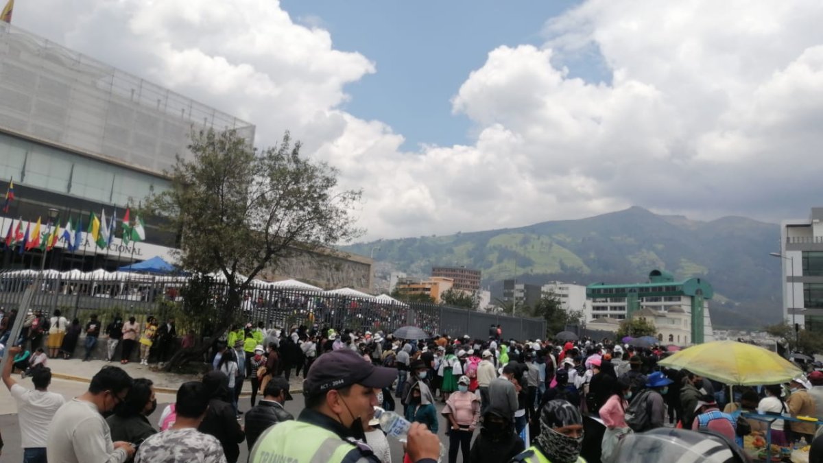 Durante el simulacro, cientos de personas evacúan los edificios de la Asamblea, Contraloría, Ministerio de Trabajo y Defensoría.