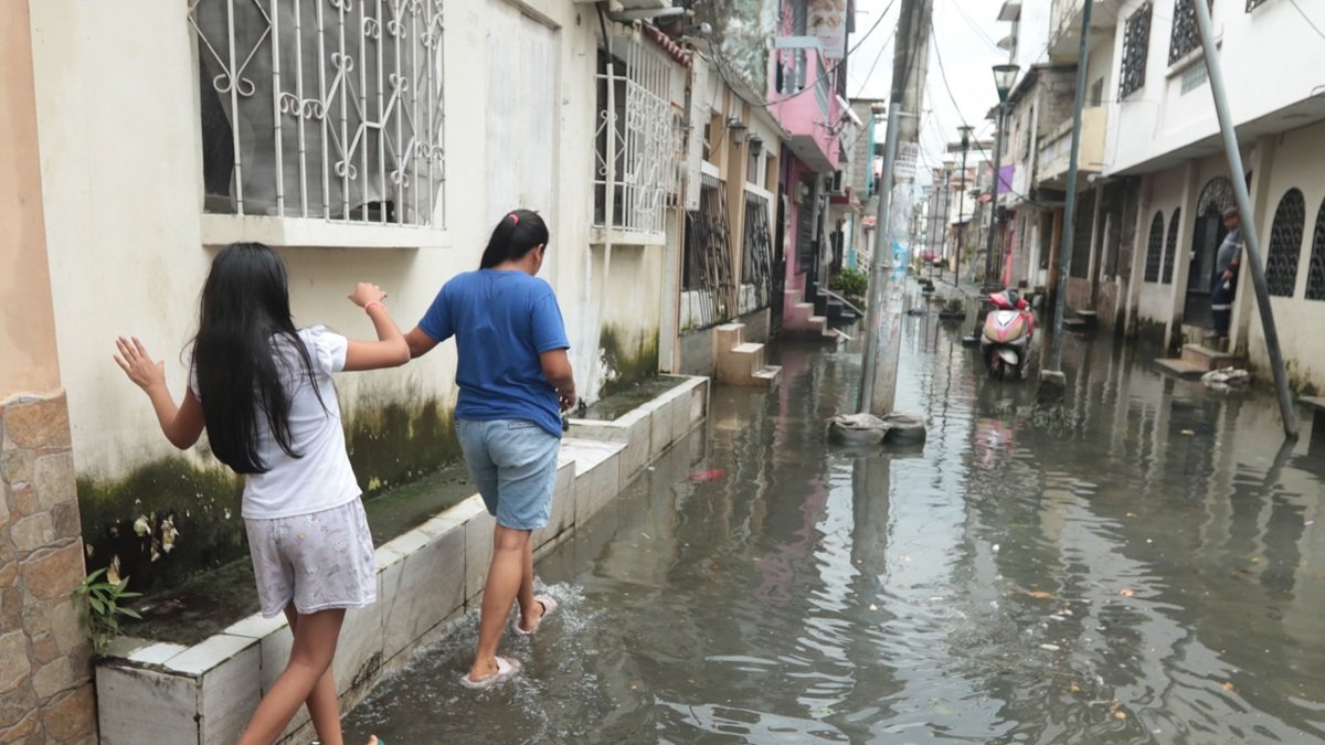 Una zona inundada en el norte de Guayaquil tras fuertes lluvias.
