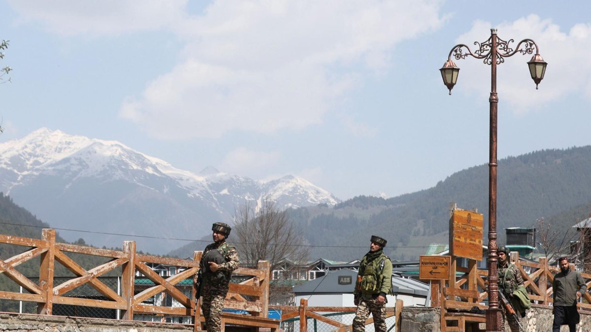 Soldados paramilitares indios custodian la ciudad de Pahalgam, en la Cachemira administrada por la India, el 23 de abril de 2025.