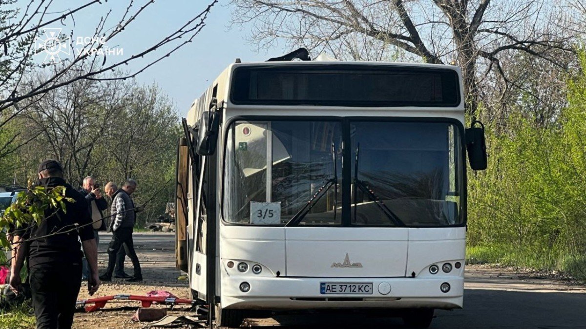 Un autobús dañado tras un ataque con drones en la localidad de Marhanets, región de Dnipropetrovsk, en el marco de la invasión rusa de Ucrania, el 23 de abril de 2025.